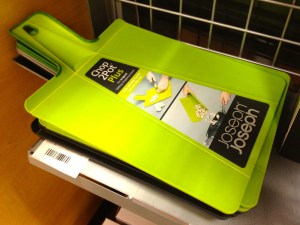 This cool and handy chopping board has a handle that lifts the sides of the board so you can pour the contents into a pot.